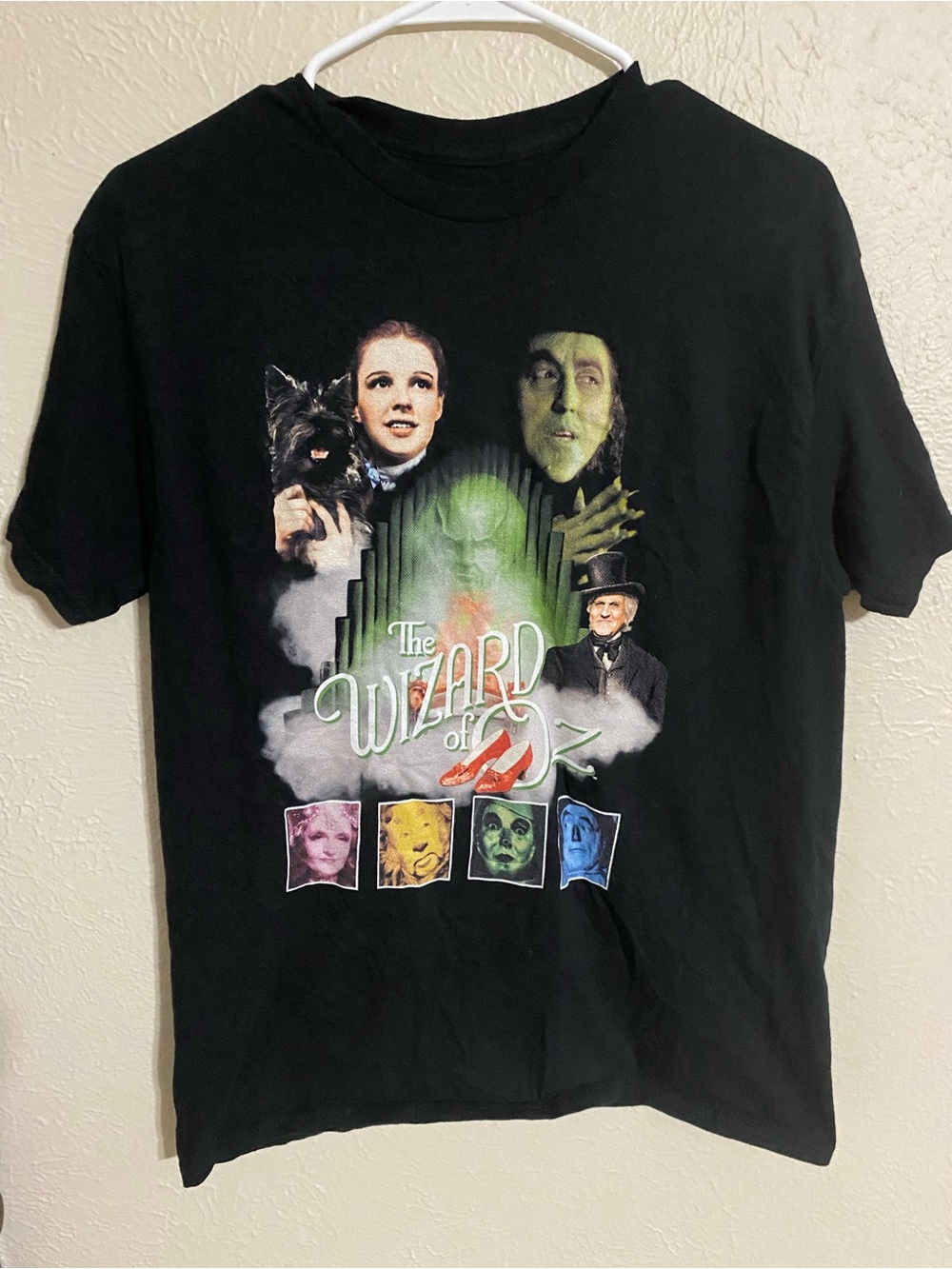 Black Wizard of Oz Graphic Tee - Classic Movie Design